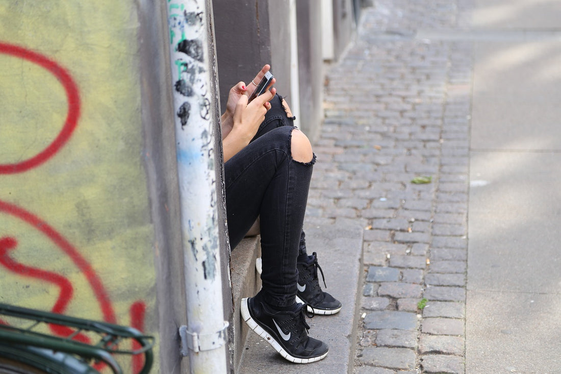 Buying Drugs on Social Media